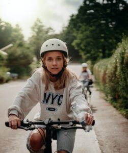 foto de chica montando en bicicleta